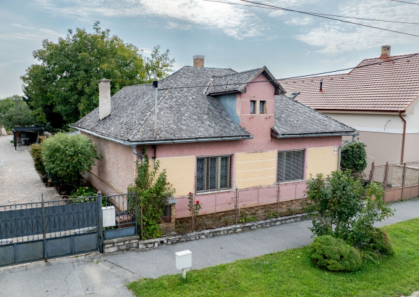 Na predaj 3-izb. rodinný dom, garáž a 30a pozemok | Moldava